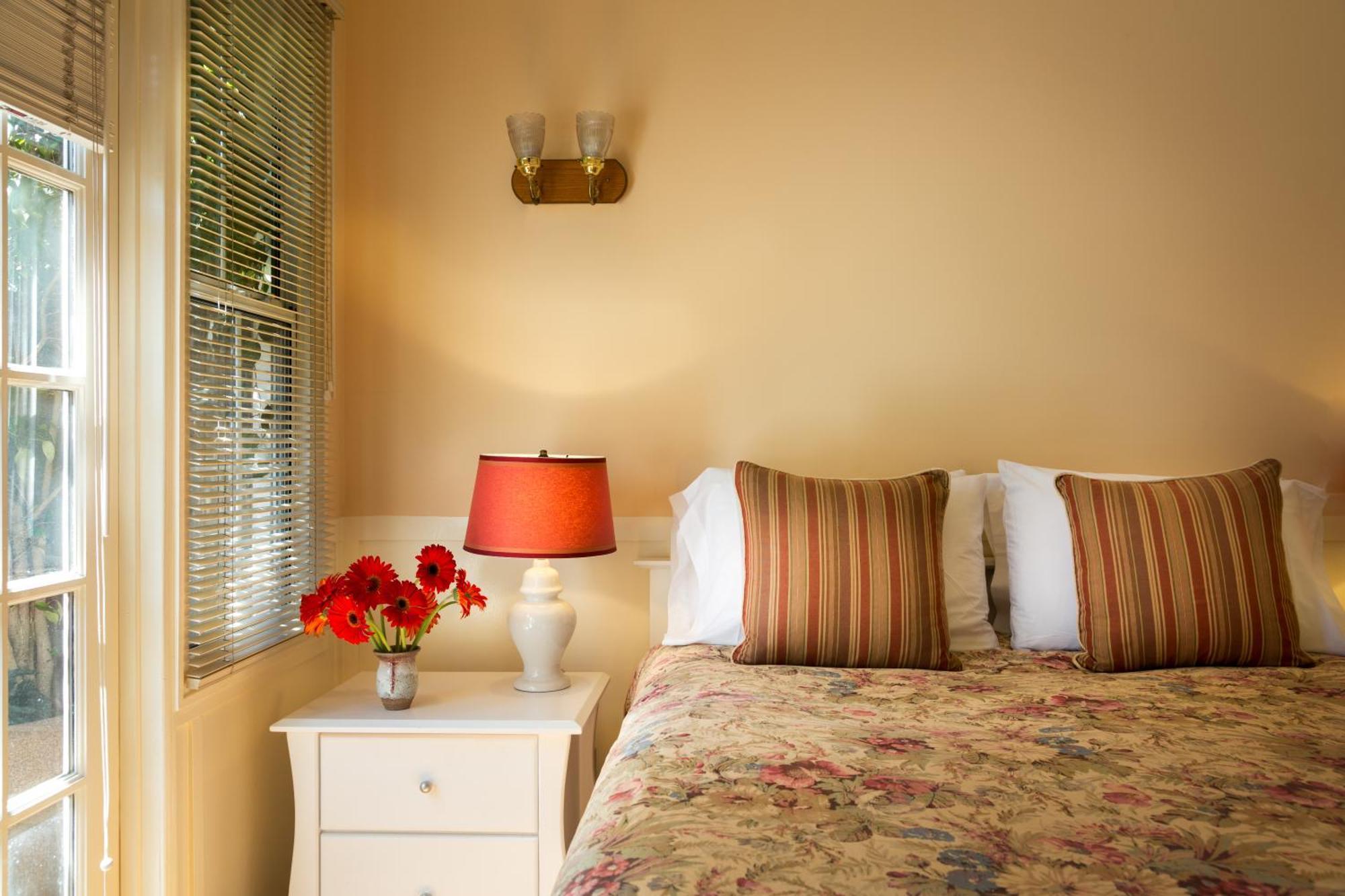 Cheshire Cat Inn & Cottages 圣巴巴拉 外观 照片